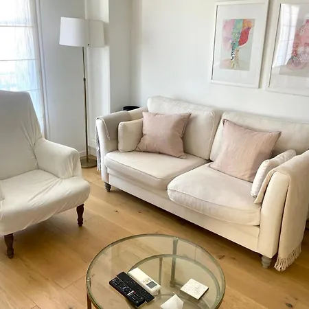 Bright 50 M With Balcony 아파트